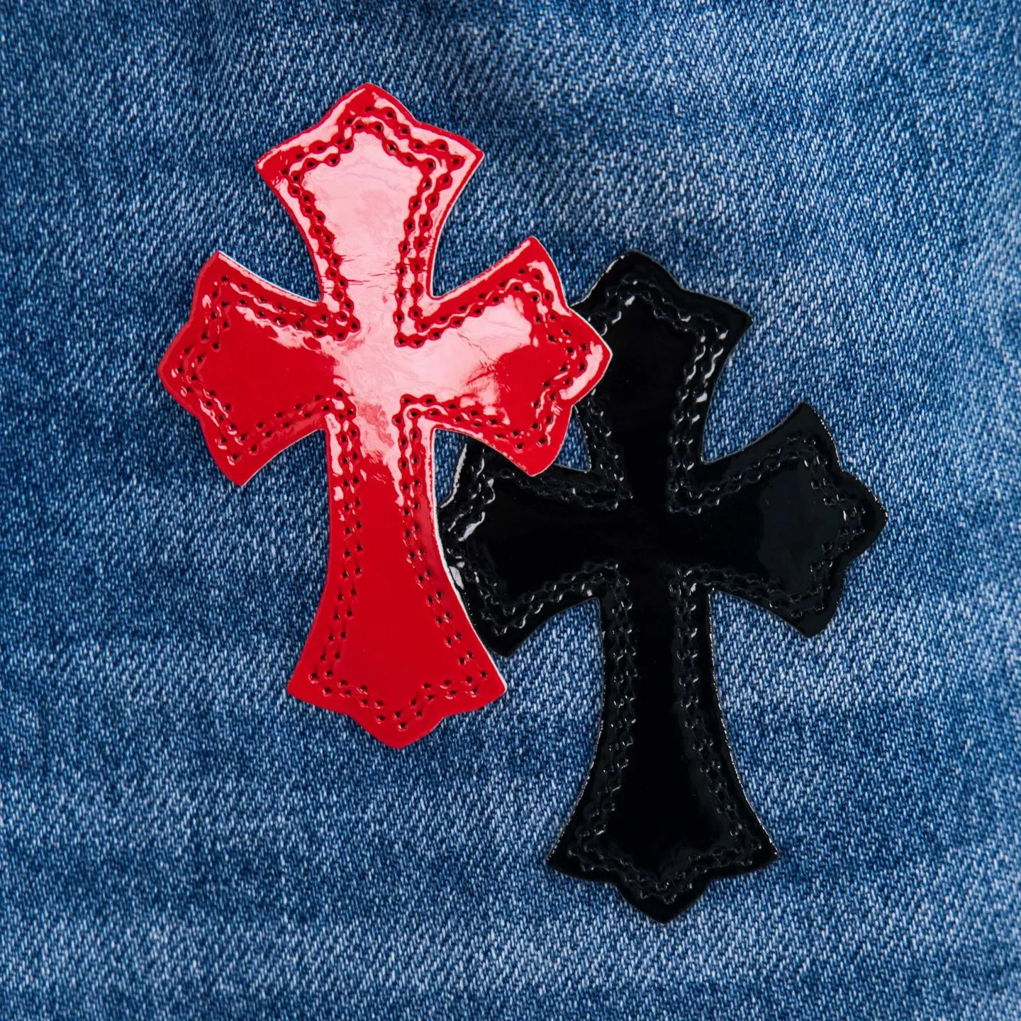 P290 high version Chrome Hearts blue denim with red black panther pattern multi-leather jeans. CH jeans need to be washed and then disassembled and hand-stitched with sheepskin cross leather and then spliced ​​together. The whole piece has too many craftsmanship to explain, patchwork cross pattern embellishment, high-waisted washed jeans! ! Absolutely high-end luxury products, god-level single products and super popular products, made with top heavy industry, a must-see magic weapon. Customized hardware. The fabric is thick and soft after washing. It has good breathability. Customized small leather label. Unique design. The details are simple and elegant, and the workmanship is exquisite. The entire trousers are neatly routed and the details are in place! It’s so cool that both men and women can easily control the genderless trend! Style number: 1799# Color: blue Size: 28 30 32 34 36